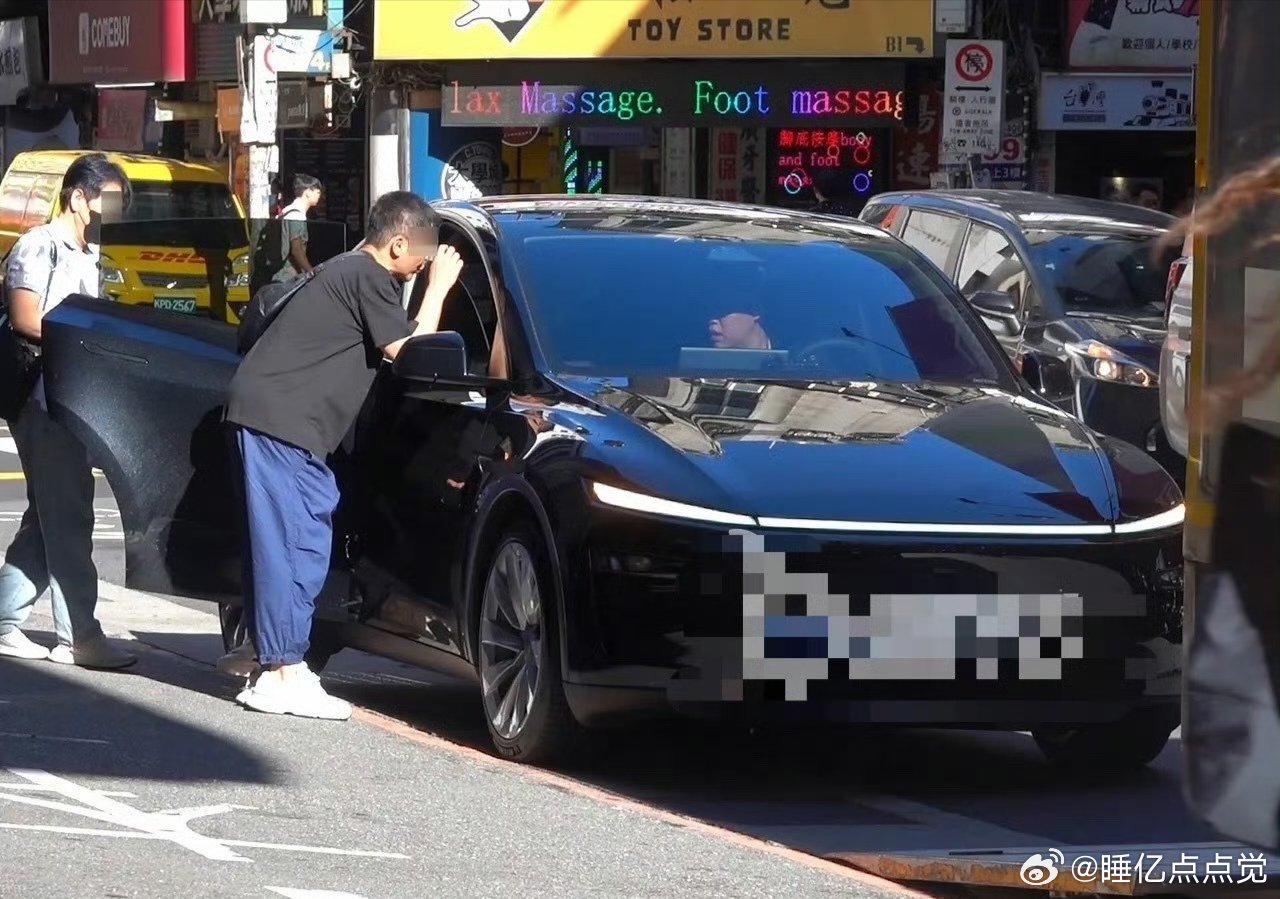 林志颖在2022年7月驾驶特斯拉Model X发生严重车祸后，仍然选择继续使用特斯拉，且多次公开表达对该品牌的支持。他在车祸后接受采访时表示，自己仍在驾驶一辆黑色特斯拉，没有任何心理阴影，并称“如果有