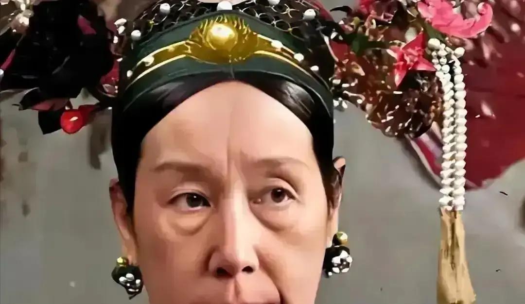1907年，72岁慈禧看上袁世凯的17岁儿子袁克文。她问袁世凯：“把他留给我叶赫那拉家，如何？”袁世凯吓得冷汗直流，他随意抹去额头汗珠：“我儿已有婚配”
袁世凯迈进书房时，手心里那层湿汗还没干透。他瞥见桌案上摊开的练兵奏折，忽然觉得那一个个字都在打颤。慈禧那句话不像商量，更像是递过来一把刀——接或不