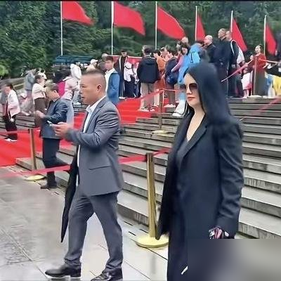 李湘在韶山被认出来，喊她合影，她没停步，步子反而更快了。黑色西装，墨镜，长发披肩，整个人瘦到腰身薄了一圈。旁边跟着个灰西装中年男人，全程没抬头，也没看路人一眼。
有人觉得她拽，可看她那状态，分明是怕。
她账号被禁过关注，公司注销了好几家，女儿退学的传闻满天飞。后来解封，人暴瘦，频繁被偶遇，反而松
