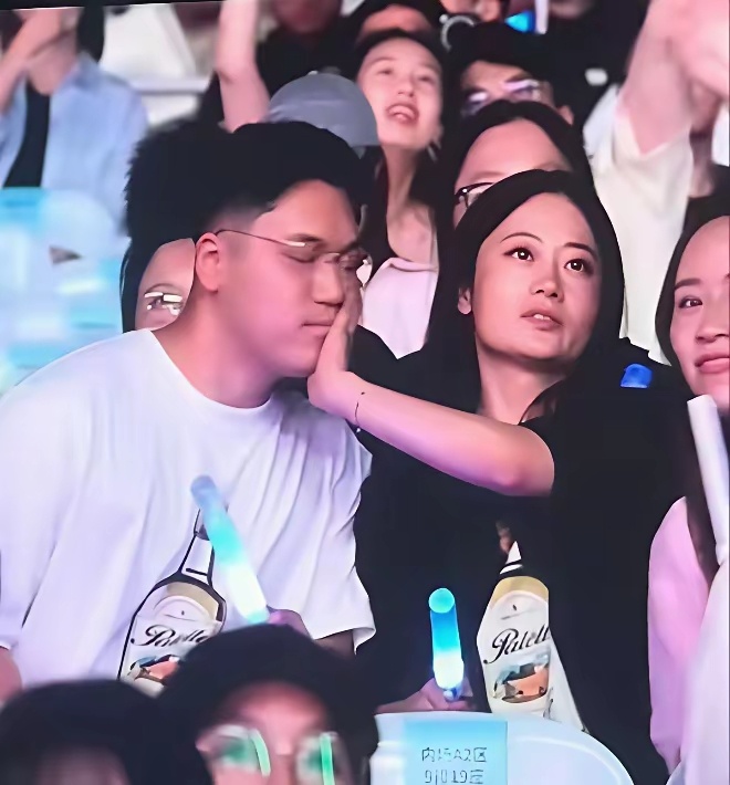 我总觉得，萧敬腾演唱会上的这位女生，往后很难有人敢追求她。
问题不在于外貌，而是处理事情的分寸感不足。
​​​​当众镜头前，男生两次想要亲近，都被她直接抗拒，如果不愿意当众接吻，其实可以选择让对方轻碰脸颊，给对方留点体面。
​​可这件事最吊诡的地方在于，你替人家操心的那位“受害者” ​