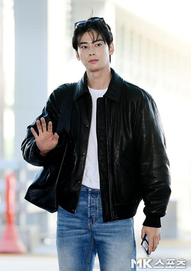 【歌手兼演员#车银优#遭到私生活侵害事件】首尔龙山警察署已将50多岁的A某以涉嫌违反《通信秘密保护法》立案调查。A某涉嫌于8月23日在首尔龙山区一家咖啡馆的桌子下偷偷安装2个窃听装置，随后窃听车银优与一名熟人的对话。8月29日，A某在车银优再次到访该咖啡馆之际追加安装了3个窃听装置，试图进行第 ​