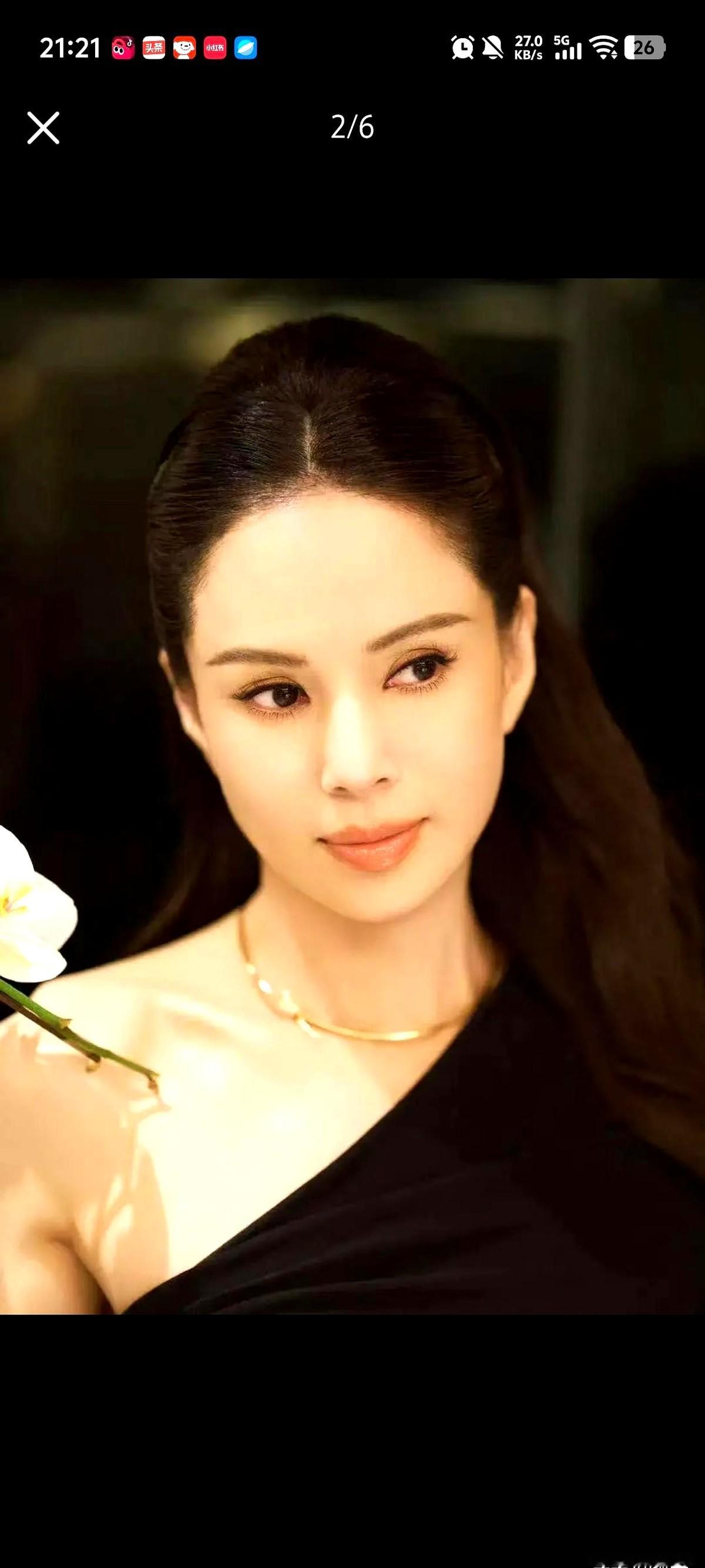 红极一时的“小龙女”，私底下却把平价超市逛得比谁都熟。

她带鲁豫去逛十元小店，一兜子日用品买下来没花几个钱，脸上笑开了花。别人当红时忙着买限量款包包，她连奢侈品专柜的门都懒得进。

她守着一条死理：账上如果有十块钱，手里最多只敢花五块。早年看多了同行红极一时疯狂挥霍，风头一过连下个月账单都付不起，