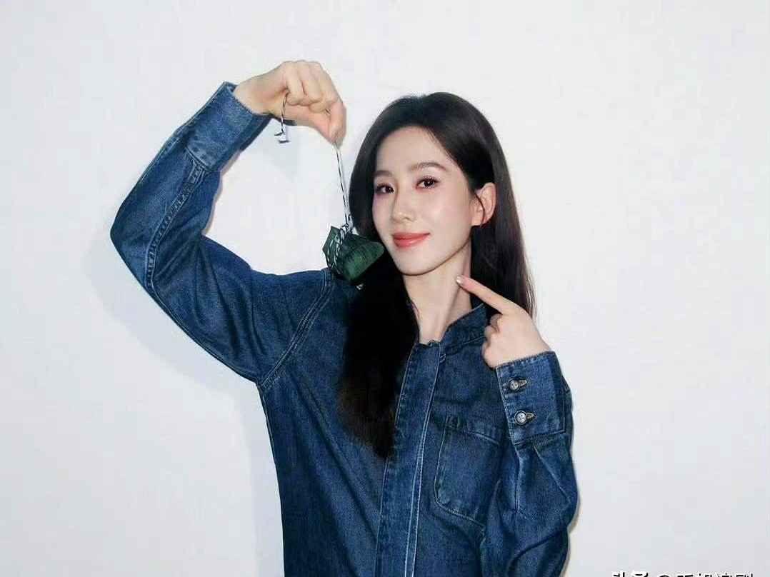 刘诗诗又卡点了。

连续五年，杨幂生日这天，她的祝福从不迟到。一声“阿么”，叫了这么多年。

没有大张旗鼓的宣扬，也没有捆绑在一起的热搜。就是每年到了日子，默默送上一句，像老朋友之间的默契。从《仙剑三》那年算起，十几年了，别人忙着解绑，她们却把关系处成了日常。

红毯上看到对方，会下意识地凑过去。镜