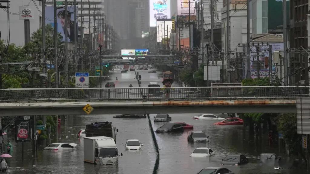 泰国曼谷遭遇罕见暴雨，有点吓人[惊呆]
67岁的店主索姆基德站在自家店里，水已经淹到了腰。她在曼谷住了15年，从没见过这样的洪水，店关了两天，人也出不了门。
这不是哪条街的局部积水。从周四下午到周六上午，48小时，曼谷降雨接近300毫米。什么概念？往年9月前25天的平均雨量也就269毫米，等于不到两