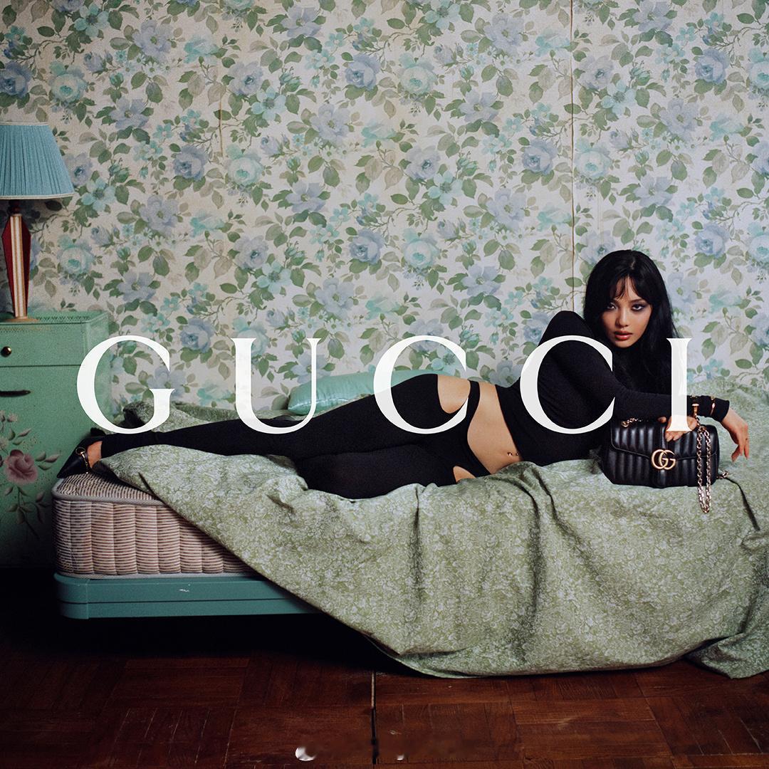这次的Gucci Primavera广告，值得认真看。表面是看到熟悉的面孔：肖战、宁艺卓、金硕珍Jin、李英爱，但如果只理解成“古驰又请了几个亚洲明星”，就太浅了。Demna在2025年7月正式接手Gucci后，9月先用《La Famiglia》完成自己的首个系列；直到2026年2月27日米兰，Gucci Primavera才成为他在品牌的首场 ​