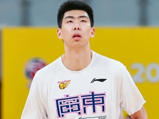 CBA最新消息：据知名篮球自媒体人海jun的蓝发文谈到了徐昕，NCAA那边大部分学校新赛季名单都已确定，这会的夏训都快结束了，徐昕想找个合适的球队并不容易，所以NCAA只是首选，不排除其它的留洋路径，但不管最终去哪，只要下赛季不呆在CBA，对徐昕和中国篮球来说就是好事。如果当时马刺邀请打夏季联赛如果