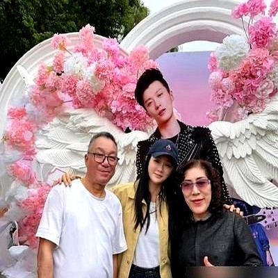 第十年，她又去了乔任梁家。

一顿饭，两个老人，一张合影。乔爸乔妈拉着她的手，说她性情中人、念旧。朱桢也在场。没人发通稿，没人买热搜。

乔任梁停在39岁。她每年都来，发文“你永远是少年”，陪老人吃饭，不煽情，不表演。

前脚刚和前经纪人隔空喊话、等到公开道歉，后脚就进了故友家门。恨归恨，情归情，一