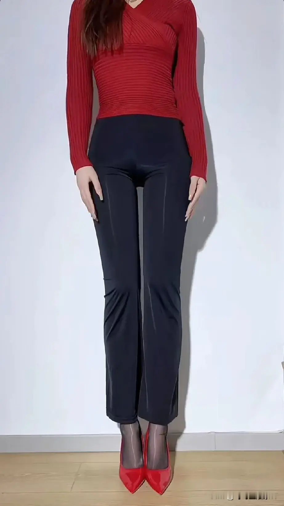 性感紧身裤搭配红色高跟鞋。