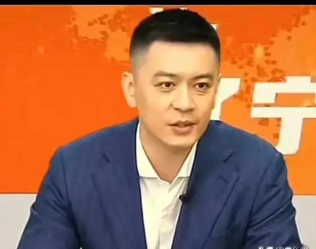 辽宁队三连冠功勋主帅杨鸣至今未获最佳教练，却对奖项归属给出明确人选，杨...