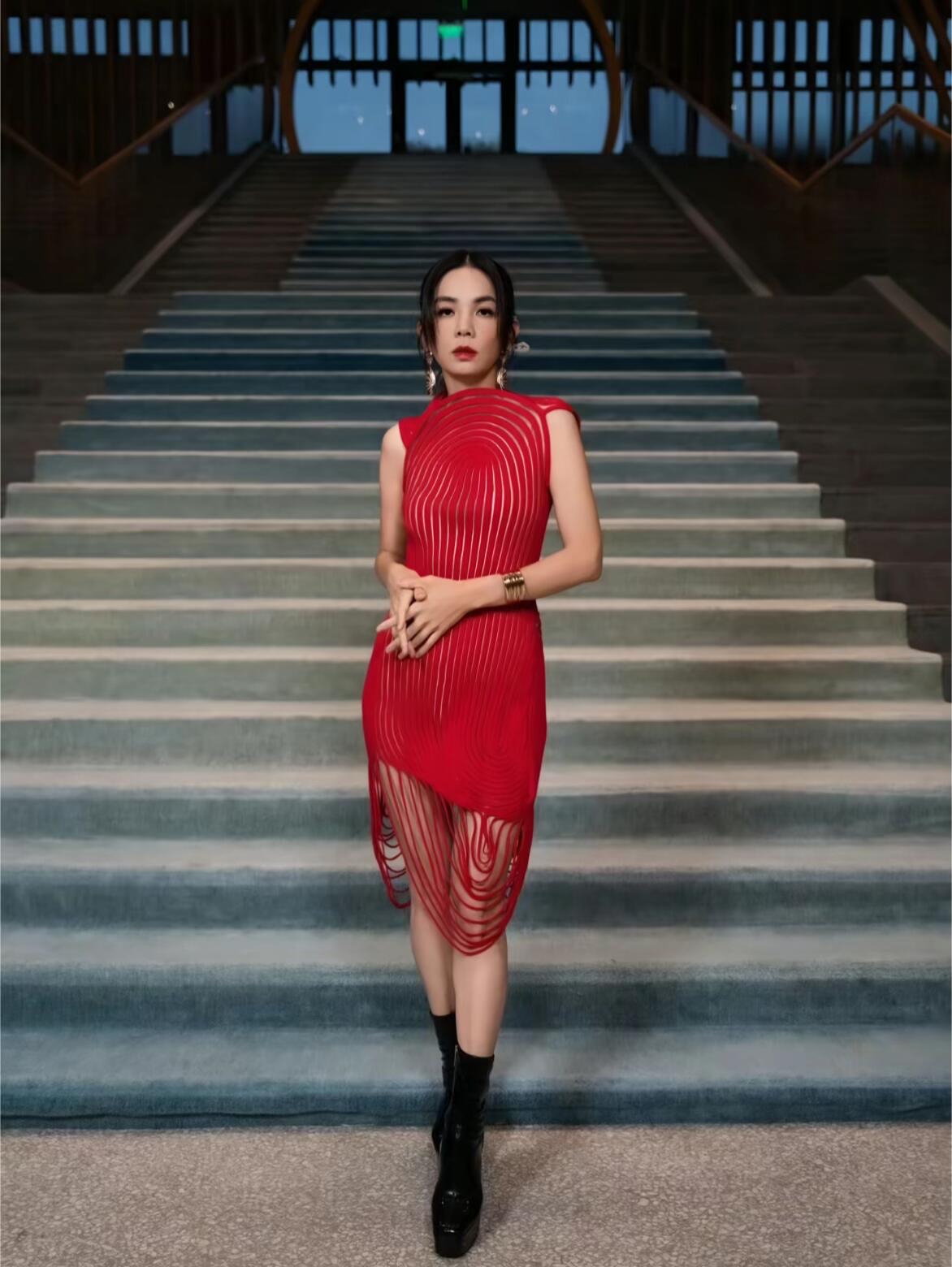 同样一件衣服，给到陈嘉桦、莫文蔚，容祖儿三位来穿，每个人穿出的感觉差别挺大。大家来说说，这件单品在谁身上会更对你的胃口？