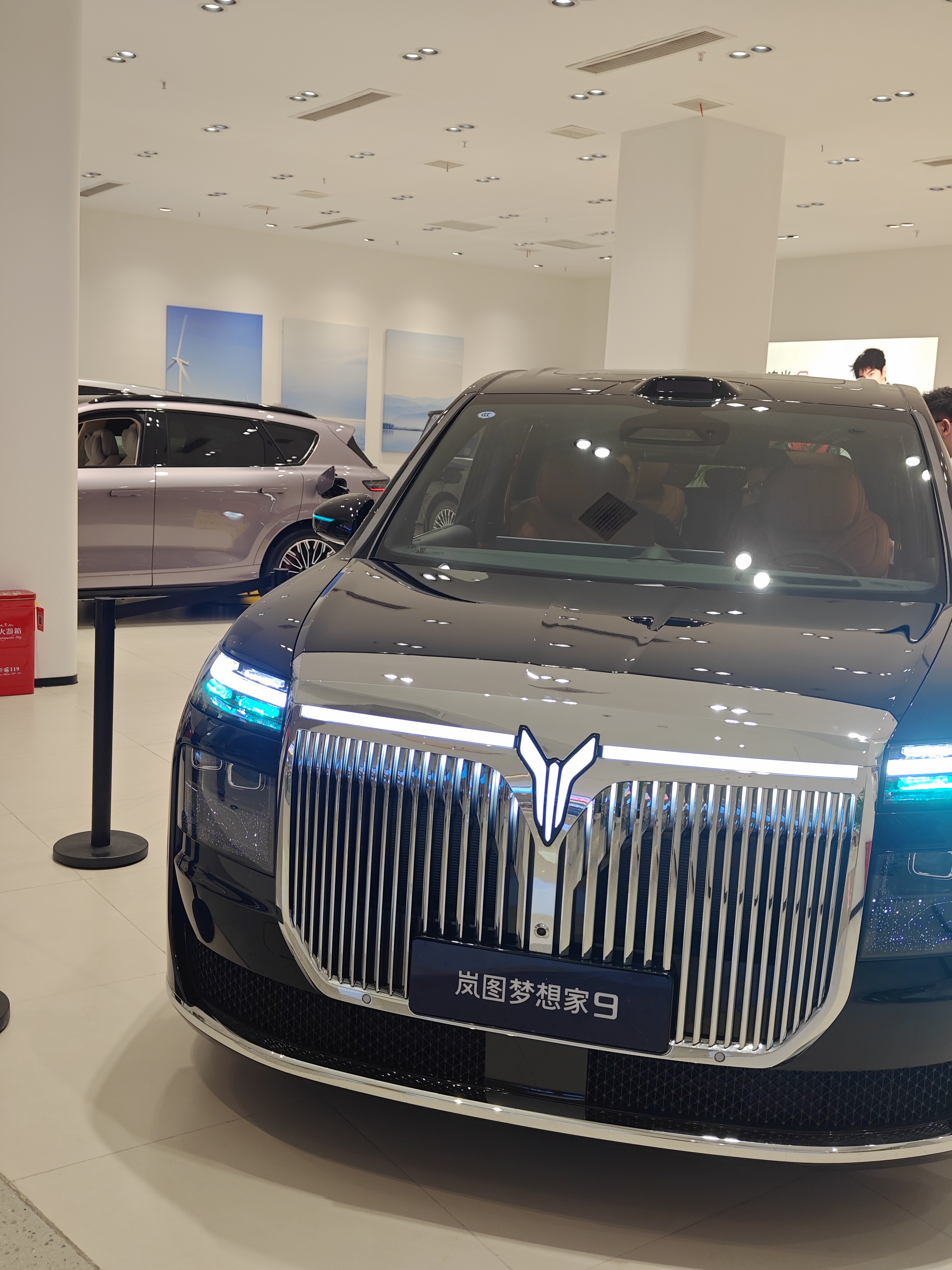 岚图老车主专门跑店里打卡梦想家9实车，看完真心觉得升级太实在了！车头这个大格栅加上升降立标，氛围感直接拉满！坐进车内第一感受就是用料更讲究，摸得到的地方质感都在线！最喜欢二排的旋转座椅，空间巨舒服，鸿蒙座舱用着也顺手，后排大屏看剧体验很棒！底盘、智驾还有整车静谧性对比老款都明显进阶！亲身坐了一圈，不