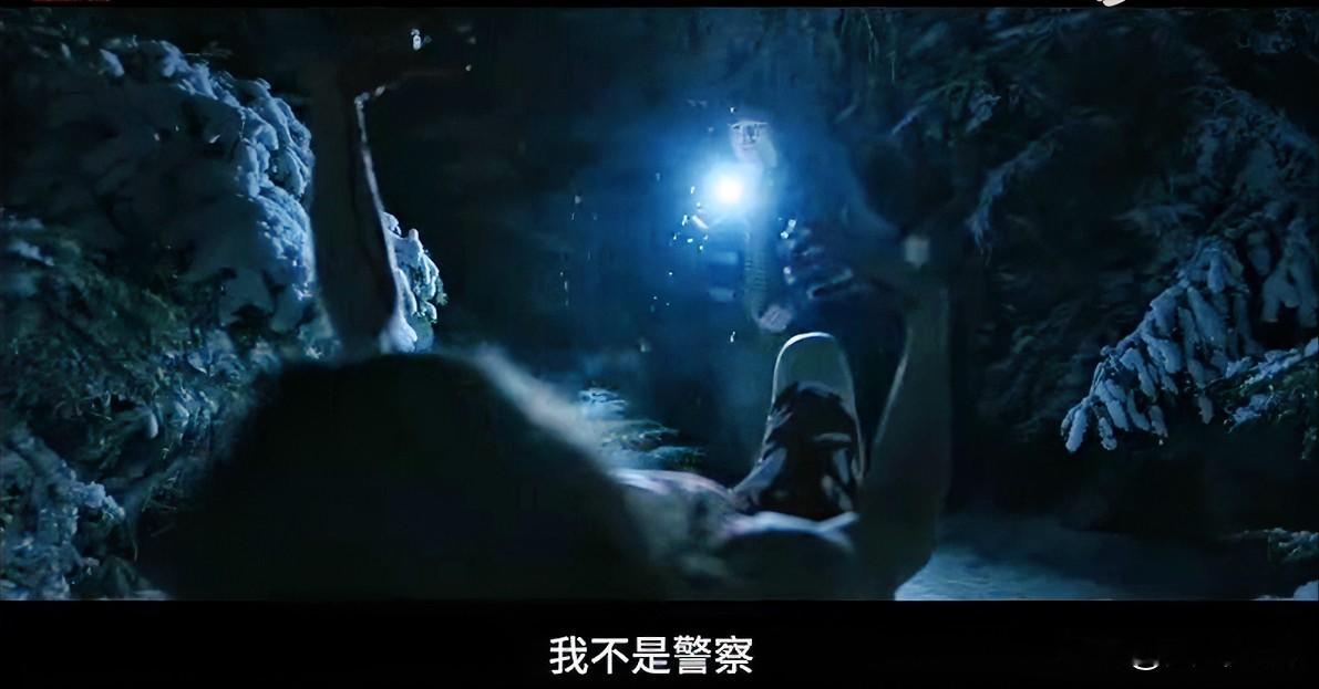 《生化危机爆发夜》最不合理的三个情节设定：

1、首先是男主就是那个快递小哥过于敬业了，虽然他为了拿最顶级跑腿费接了伞公司的快递，确实也是经济所迫，他与女友不停的通话主题都是要不要孩子，但他遭遇第一个丧尸也就是那个被车撞到的女人，而且那个敬业的警察也被害死后，正常人都应该望而却步回去的，但他却意无反
