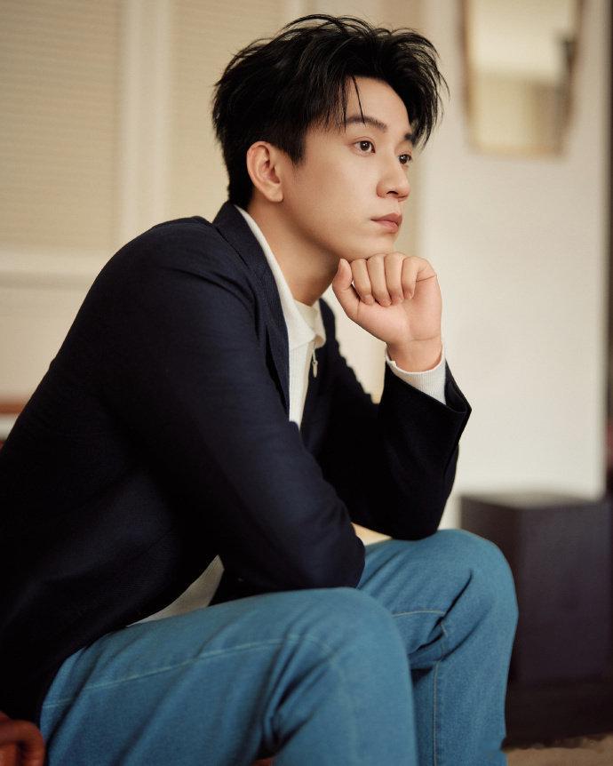 #王子奇西装配牛仔裤# 西装配牛仔裤，休闲又利落，王子奇很会穿 ​