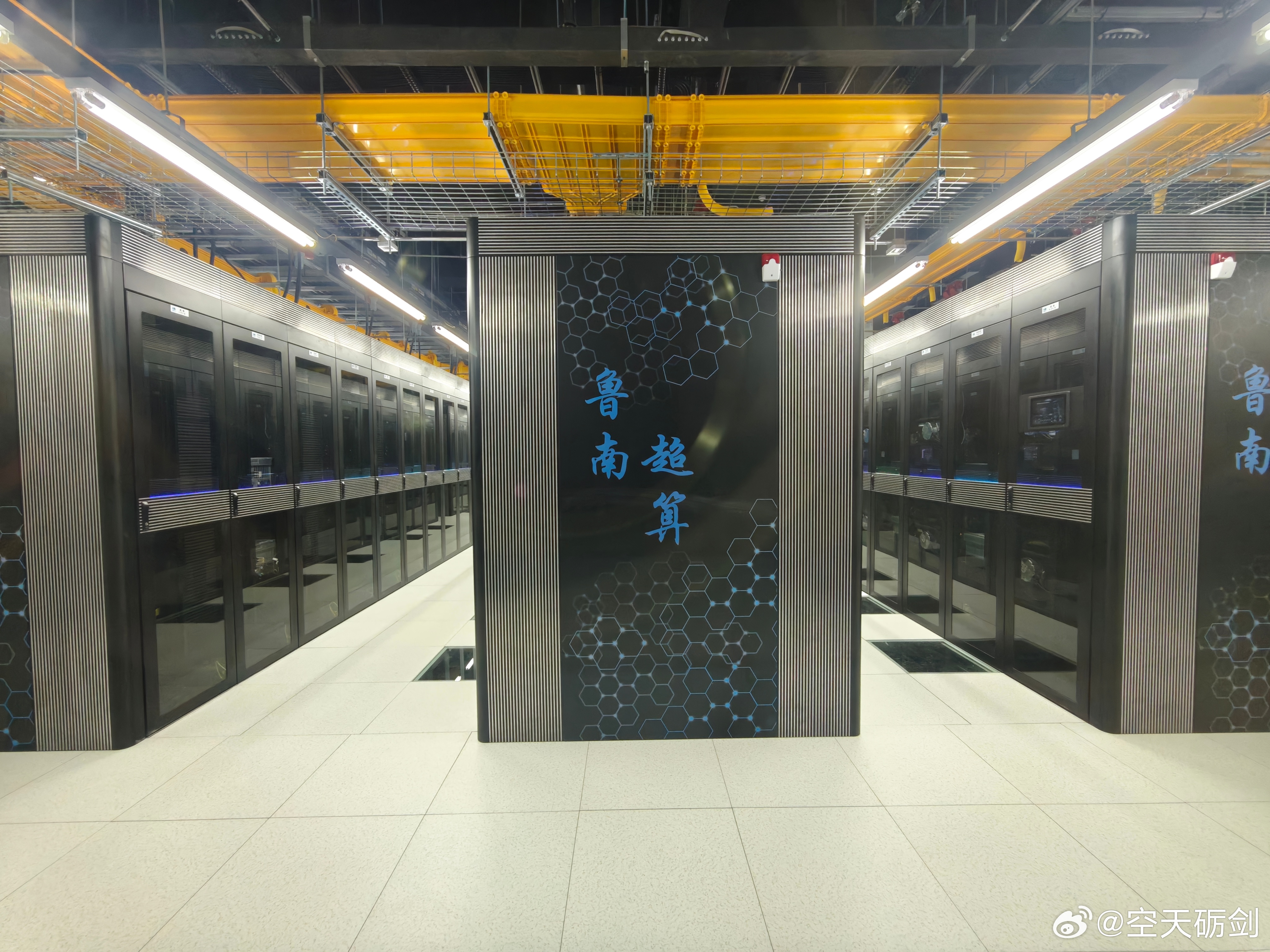 #齐鲁万象新#
鲁南超算中心按照国家A类机房、T3+高标准建设，搭配液冷、水冷散热，高密度算力部署的同时，兼顾绿色节能，给大模型、自动驾驶仿真、科研、AIGC产业稳稳托底，提供算力底座。

业务上分机柜租赁、算力池化两种模式，已经对接了云厂商、自动驾驶龙头、高校和AIGC团队。
核心思路是算力产业 ​