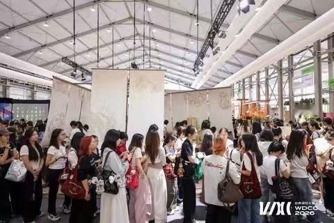 #WDCC2026在上海开展#上海迎来WDCC2026设计盛宴，海内外设计师齐聚黄浦会场。科技与美学相互交融，绿色、数字、时尚多元展区精彩纷呈，免费对公众开放，近距离领略前沿设计的强大感染力 。 ​