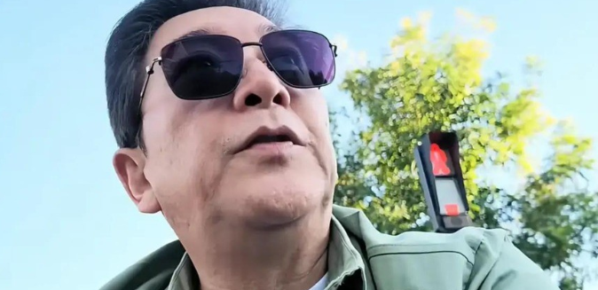 水均益63岁了。他采访过普京，现在一个人住在北京，煮一锅茶叶蛋当顿饭。龙凤胎在加拿大读书，一年开销六七十万；北京97岁的老母亲和智力残疾的大哥，一年租房请保姆看病25到30万。他说，我不敢老。

2023年从央视退休之后，水均益的日子并没有慢下来。他住在北京一套老房子里，窗台的瓷砖掉了角，他裁了块壁