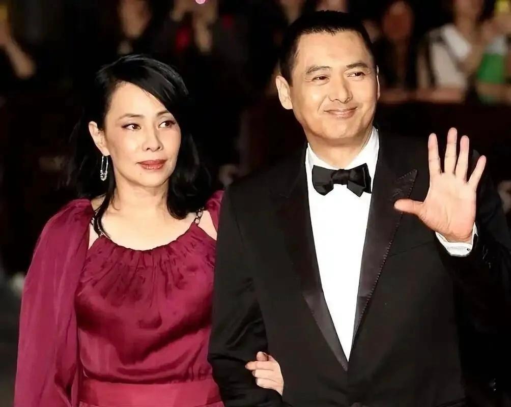 周润发他这一生见过干万绝色美人，可是周润发他为何独守陈荟莲半生？…………………………………………………
银幕之上，周润发塑造过无数经典角色。 浮沉演艺圈数十载，身边从不缺明艳动人的女子，可兜兜转转，相伴走到暮年的， 唯有陈荟莲一人。 
初识之时，不少人为这段感情感到不解。 彼时的周润发正当红，光芒万