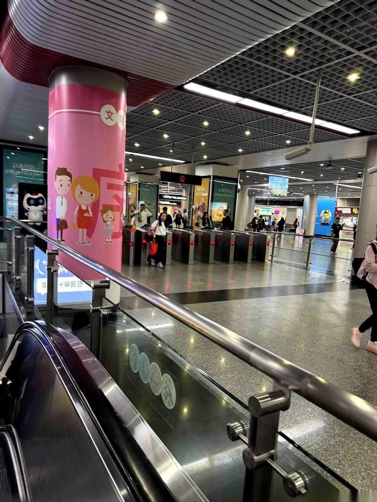 拖着箱子，跟着人流从广州东站出来，我脑子里已经开始演练了。 左手手机...