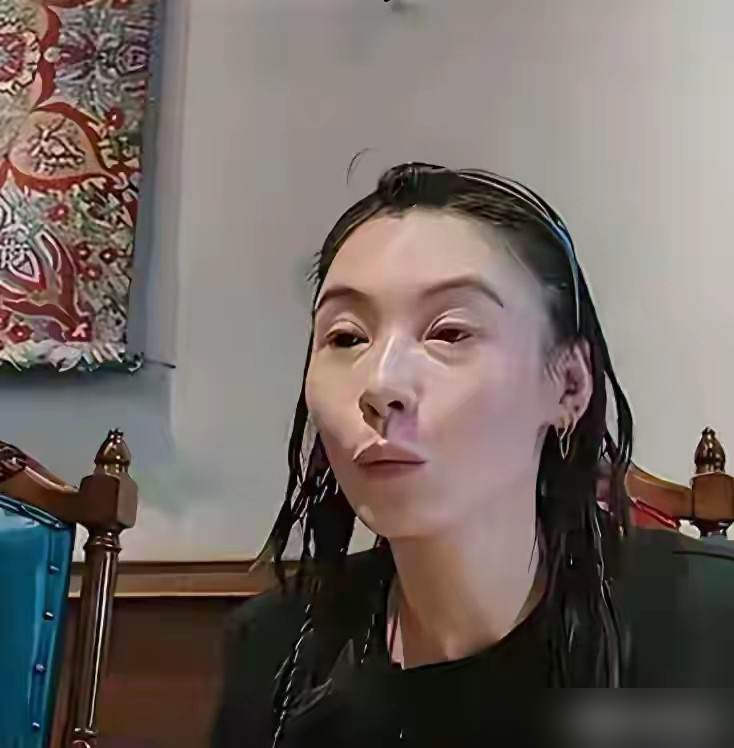 张柏芝在悉尼超市被拍了，素颜，刚睡醒那种。
镜头怼脸，皱纹清清楚楚。一堆人喊女神垮了，可你再仔细看看那皮肤，冷白皮，通透得能反光，45岁了，毛孔都找不见几个。
她一个人带仨孩子，该赚钱赚钱，该买菜买菜。早些年就撂下过话：老了就老了，我又不是妖怪。
有人翻出她红毯精修图，说跟生图差太多。可谁出门