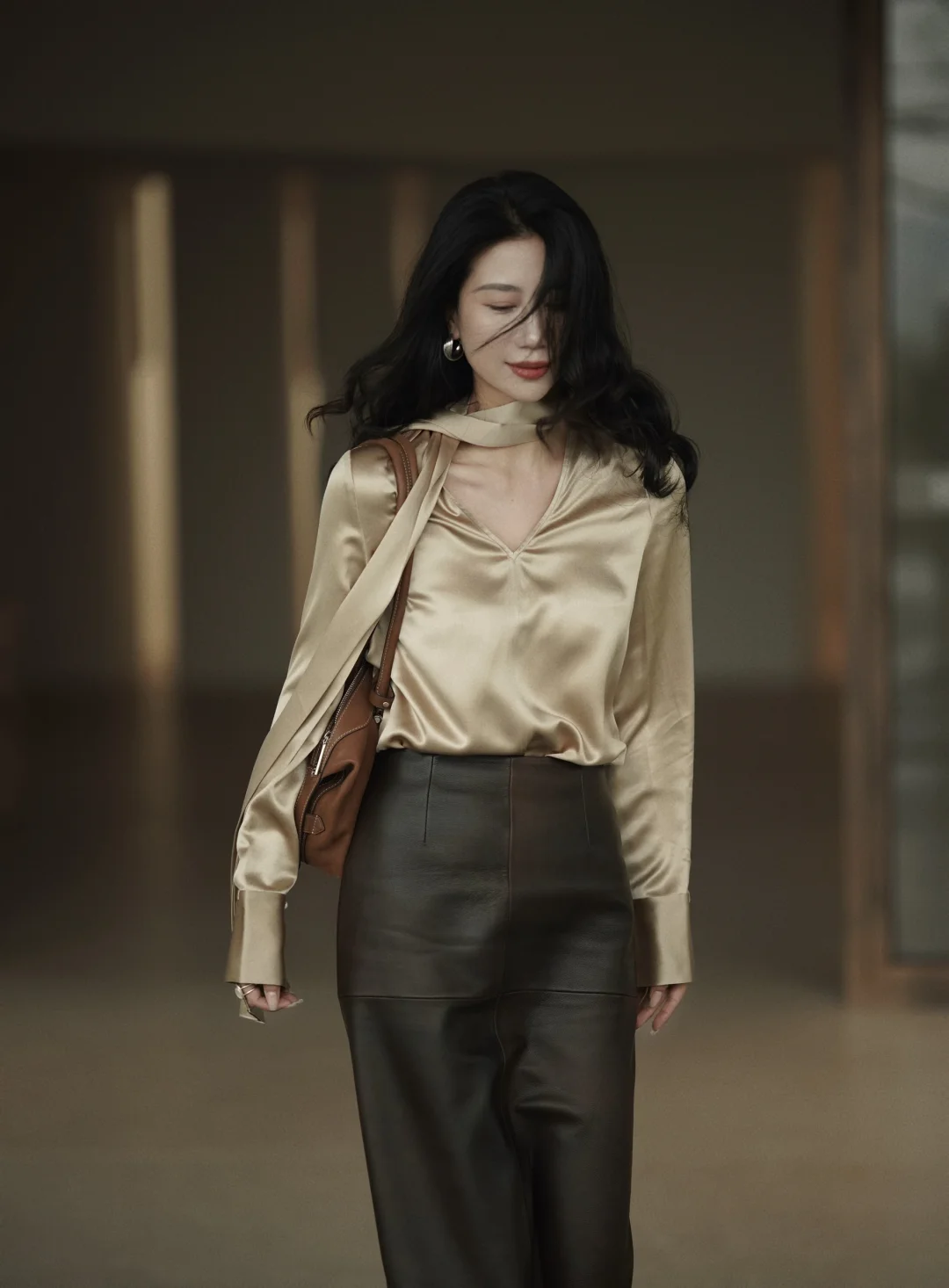 柔软缎光与质感皮革的反差碰撞