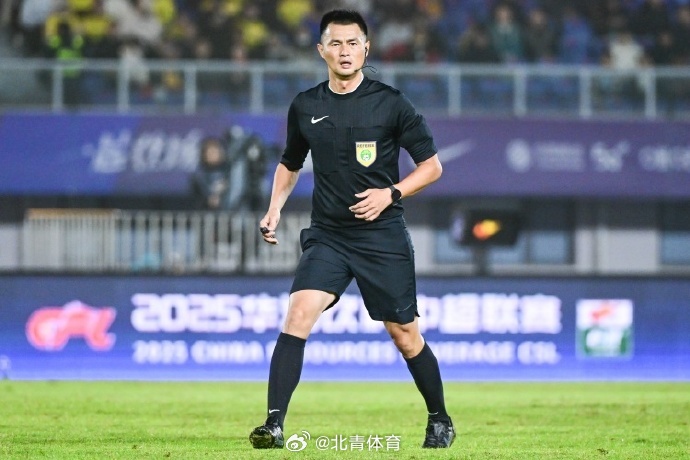 据媒体消息获悉，2025赛季中超“金哨”李海新、“银哨”唐顺齐基本确认...