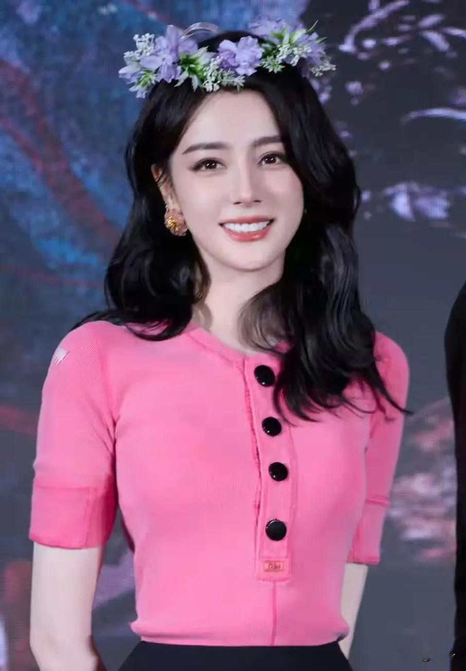 主持人问迪丽热巴：“上大学的时候，你是不是收到过很多情书？”
迪丽热巴摇头：“我只在小学和中学收到过情书，但上大学后就没收到过。”

主持人不信：“你是上戏有名的校花，怎么会没人送情书？”
迪丽热巴说：“那都是网上乱传的，没有这回事。”

迪丽热巴的颜值确实是内娱少有的“浓颜系天花板”，立体骨相搭配