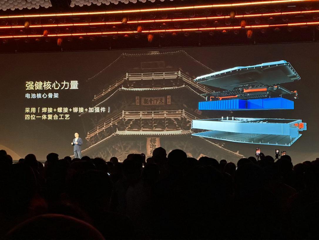 我前两天把泰钽700开进了北京老小区的窄路上，那难的啊！结果这么大的一辆超5米的车，开着智能辅助驾驶就直接就过去了～还帮我避免了几次挺吓人的事故！全程好多路人都在问我这车多少钱，这次终于出价格了！说实话，这个价格确实惊喜！
#孙红雷代言泰钽700正式上市# #北京越野# ​