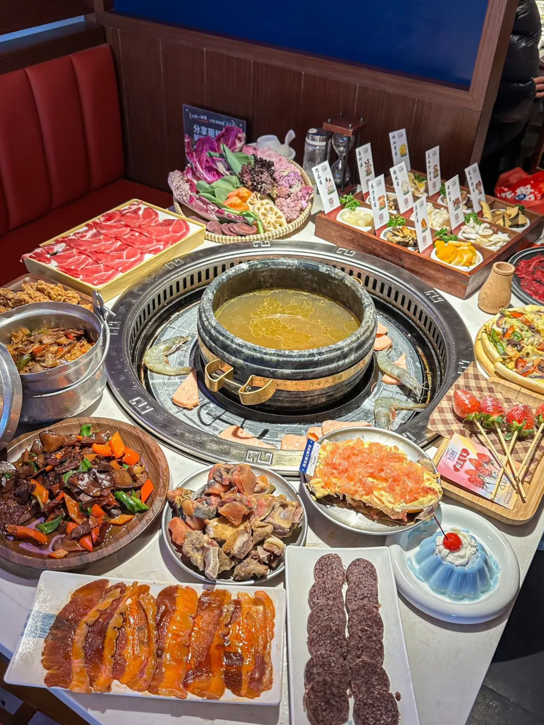 丽江古城！一下飞机就来吃的野生菌火锅……