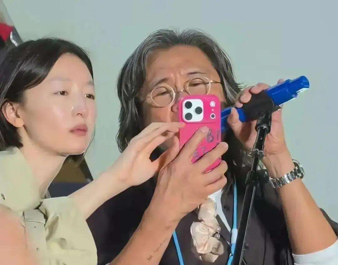 很多人一直以为周冬雨是个心直口快、在人情世故上缺根筋的愣头青，真去看看名利场里的局，才发现大家全看走眼了。
前阵子乌镇那场热闹的长桌宴上，她坐的位置就很有讲究。
全场年轻人里，就数她离陈可辛和吴君如最近。
导演上台想吼两嗓子，现场没提词器，周冬雨立马低头在手机里把歌词翻出来，一路小跑送上去。