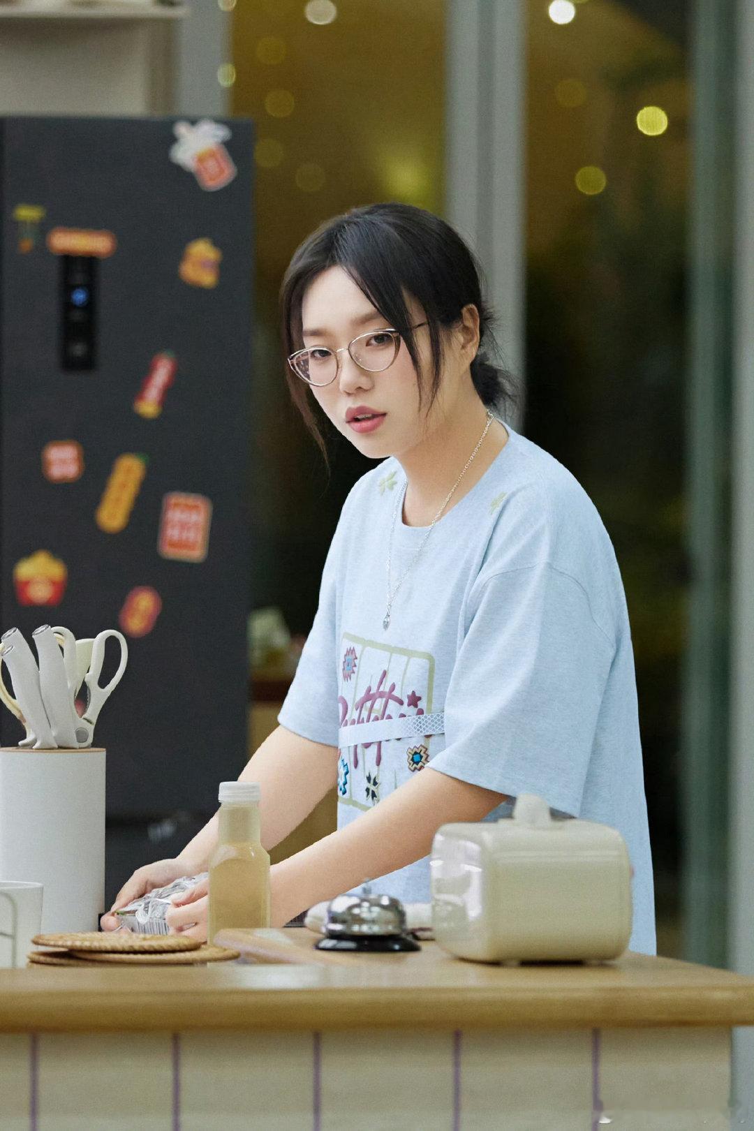 #李雪琴[超话]# lxq#李雪琴我们的宿舍# 
不是任何一朵玫瑰生来都是浪漫主义者 只是玫瑰向阳而生 绚烂无比
​