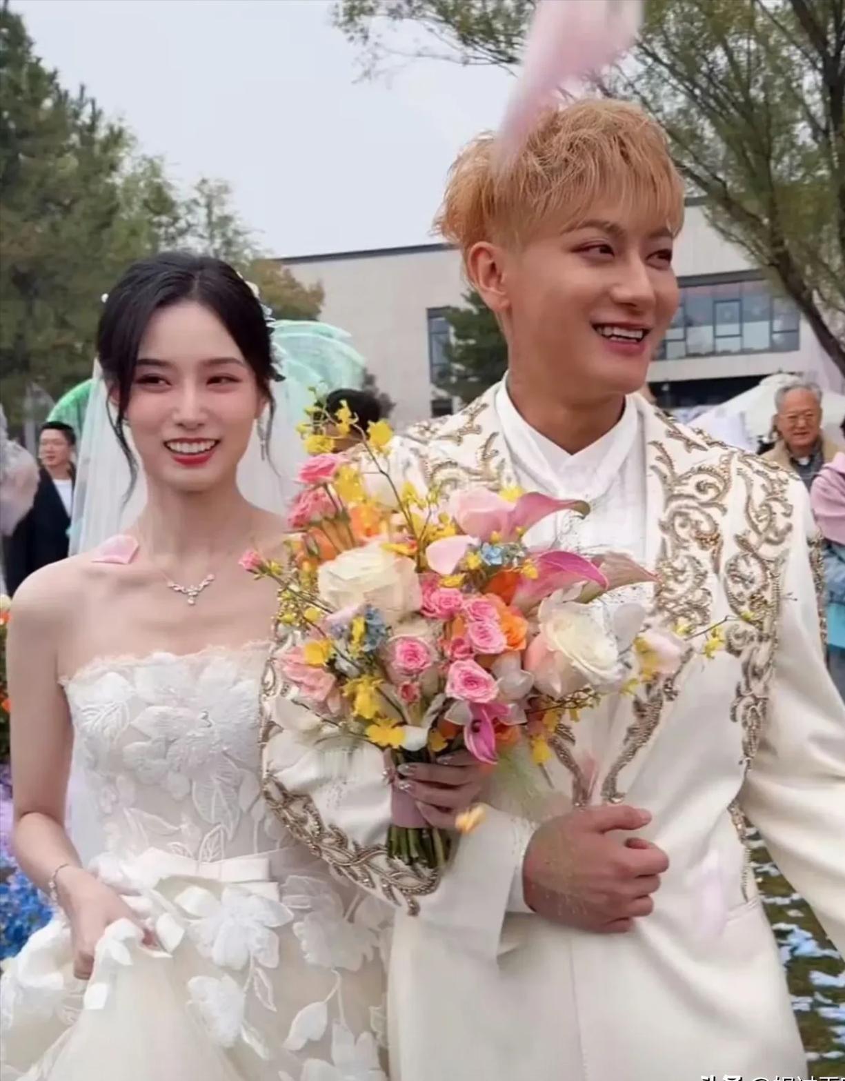 黄子韬和徐艺洋这出连续剧，算是把互联网上的信任危机彻底给玩明白了。
瞒了整整两年，当初被拍到、被爆料的时候，嘴比钢筋还硬，甚至发誓赌咒说绝对没有的事。
结果10月15日，毫无征兆地自己把孩子推到了台前。
这招确实把大伙儿整懵了。
评论区里几乎见不到几句真心实意的道喜，放眼望去全是被糊弄后的逆