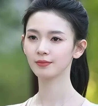 最近不少人都在问陈瑶的感情近况，想确认她是不是已经恢复单身，和之前传出绯闻的孟子荻彻底断了往来。
此前有一段时间，圈内零散传出两人已经和平分手的消息，状态回到了单人生活，不过双方从头到尾都没有正式对外官宣过这段关系，也没给出过任何关于感情走向的明确回应。
直到现在，关于她当下的感情状态，没有任何实锤