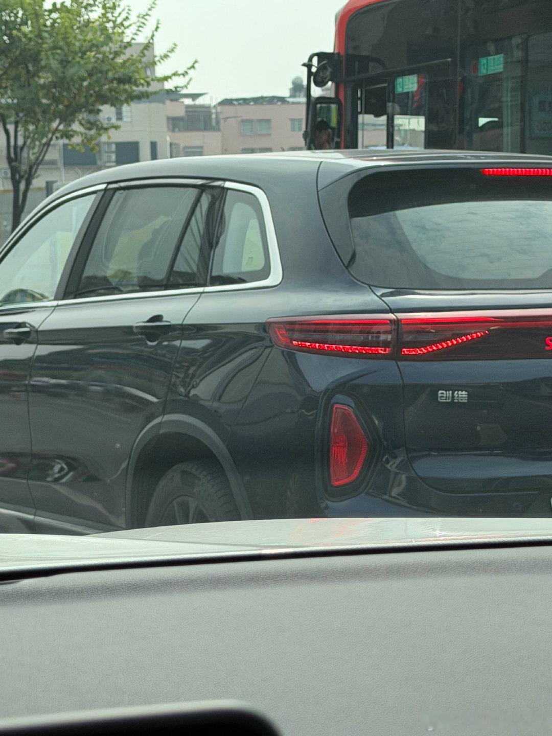 创维汽车，实属少见，所以多怪！[允悲]卖手机、搞地产、搞网站的都去做汽车了，so，卖电视的去做汽车业务也就不奇怪了吧…[哼][哼][哼][哈哈]PS创维老板貌似是华南理工毕业的吧#冒个泡##日常分享##随手拍# ​