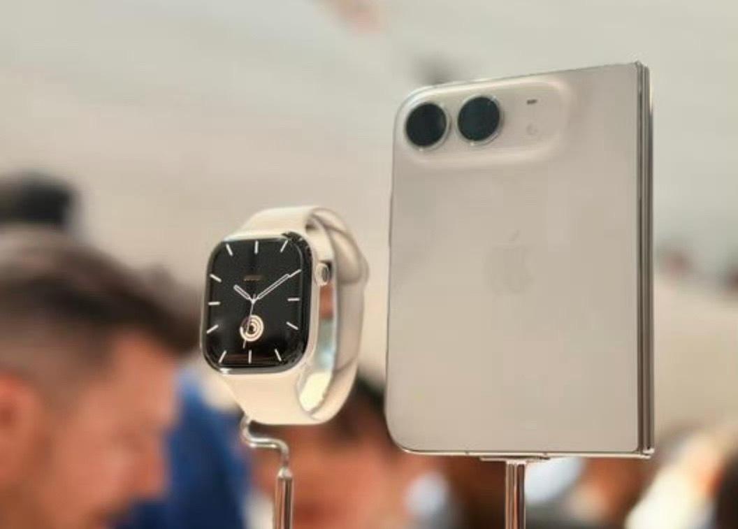 今天苹果终于推出首款折叠屏iPhone Duo，阔折叠书本形态，憋了这么久才算正式踏入折叠屏赛道。
要知道，国产厂商在折叠屏领域已经摸爬滚打很多年，尤其是华为，早就站稳阔折叠高端市场，铰链、大屏交互、影像都打磨得很成熟。
而苹果属于后发入局，前面其他品牌踩过的折痕、耐用度、大屏软件适配这些坑 ​