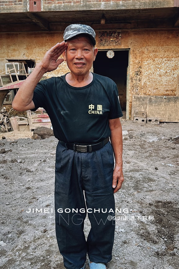 在灾区帮扶两个多月，每天都在采购物资，有些心里话想跟各位爱心朋友说一说。
	
不少爱心网友网上采购捐赠物资，但很多物资价格偏高。
比如我在云表本地谈的协议价，903大米50斤只要109元，猪肉4.88一斤。
给五保户配物资，一户20块，就能配齐米、菜、肉。
	
网上买物资，还有现实的难题。
村里快递站点分散，物资不送货上门，村民要耗费大量时间来回跑取件，小件物资特别不建议邮寄，会大大增加村干部和村民的工作量。
	
很多人寄过来户外折叠床，价格不低，却并不适合高龄老人长期睡，只适合临时躺卧。同样的预算，换成棉被会更实用。
	
也有不少朋友寄来闲置衣物，时装、裙子、高跟鞋，灾区乡亲日常根本用不上。
还有在平台下单的爱心物资，没有看过实物，到手实物和图片差距很大。
甚至遇到过，花几百块运费寄来的物资，品质还不如被洪水泡过的东西。
	
我不是针对任何人，只是把一线真实情况讲出来，供大家做爱心捐赠的时候参考。
我们的初心都是想帮助别人，希望每一份善意，都能真正落到实处。
	
每天有大量的私信...