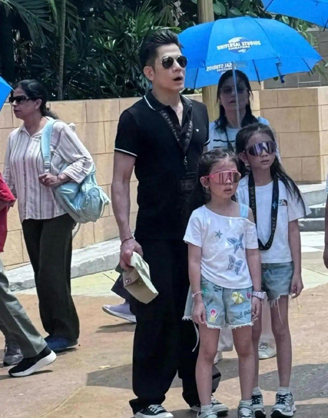 郭富城一家五口到海洋馆游玩，方媛抱着三宝拍摄全家福，小女儿很漂亮 ​