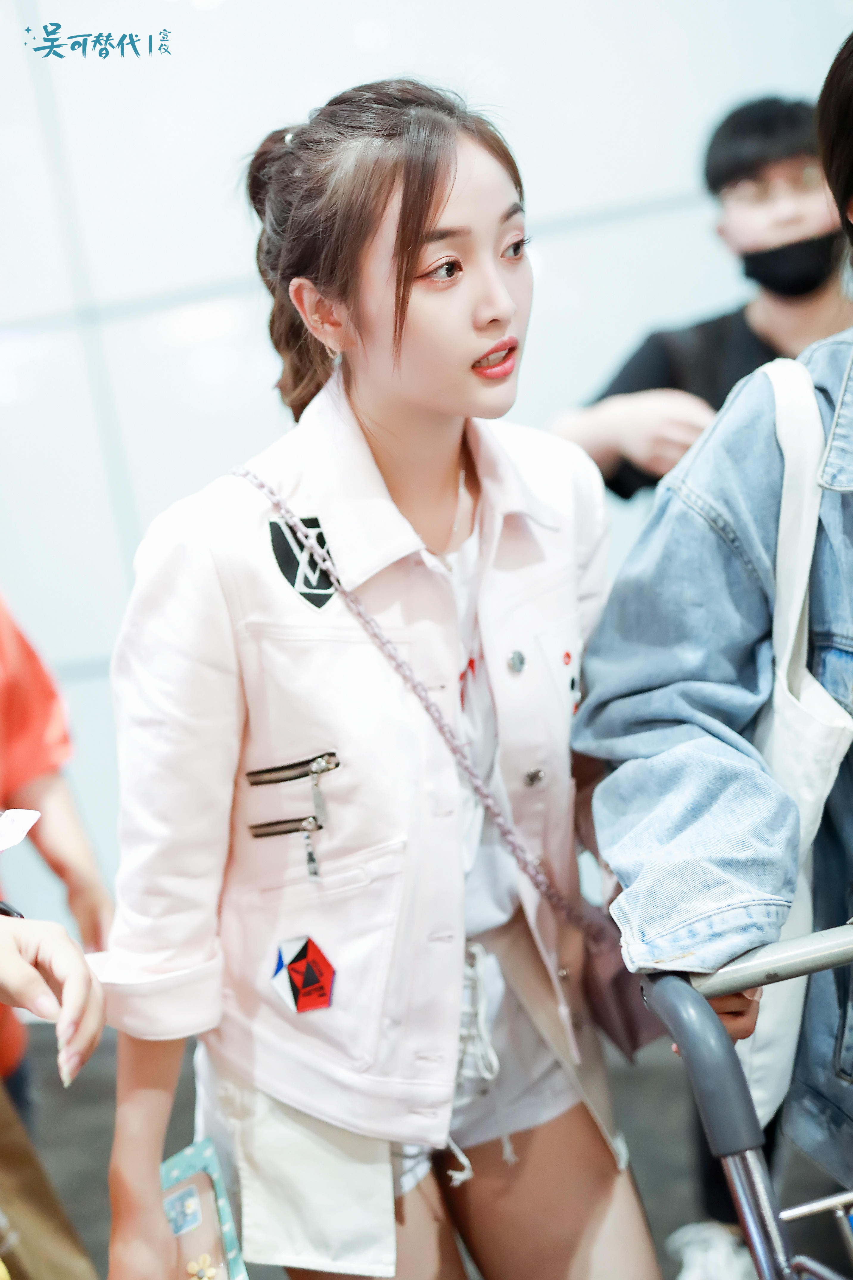 #吴宣仪[超话]#  【每日考古】190704  北京机场🛫「饭拍」 

#吴宣仪时光任意门# 
​​​