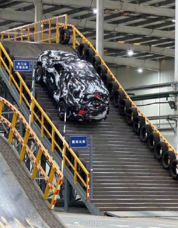 比亚迪把天门山天梯搬进了厂房，其实，以比亚迪的技术，爬这种坡，倒不算是...