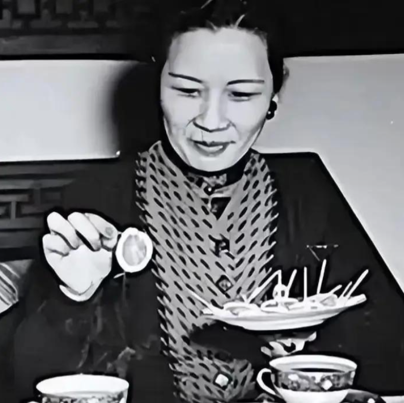 宋美龄，106岁去世，她的贴身厨子回家后不久自尽，事后妻子含泪透露缘由：无路可走！宋美龄去世后，贴身厨子为何自尽？妻子含泪说出真相，令人唏嘘......

主要信源：（《文史博览》2005年01期——宋美龄晚年厨师在台自杀）

台北北投区一间出租屋的阁楼上，一根绳子结束了一个53岁男人的命。

时间