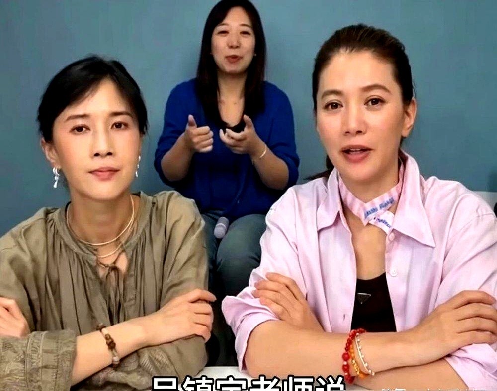 当年吴镇宇调侃张智霖娶袁咏仪是“回馈社会”，袁咏仪这回直接掀桌子了。

在节目里她当面怼回去：那你娶老婆就是拯救宇宙，顺带补了一刀，说吴镇宇老婆这些年吃了不少苦。

这姐们脾气向来硬得很。19岁儿子就因为说了一句没礼貌的话，她当场选择冷战，硬是一句话都不搭理。

也就张智霖治得了她。之前她疯狂买星巴