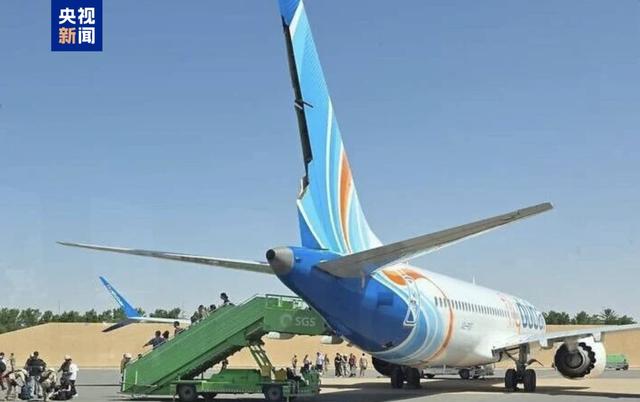 阿联酋总统顾问：迪拜航空驾驶舱冲突属恐袭
 
阿联酋总统顾问加尔贾什10月2日称，迪拜航空FZ1073航班驾驶舱冲突为恐袭行为。9月30日，该航班由迪拜飞往特拉维夫，副驾持刀刺伤机长，飞机急速下坠，乘客冲入驾驶舱制服袭击者，客机紧急备降沙特。涉事飞行员已移交阿联酋，相关调查持续推进。