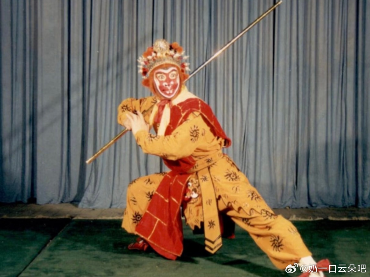 #小七龄童去世#

看到这个消息心里一阵难过
章金云先生，艺名小七龄童，这位绍剧表演艺术家在故乡绍兴离世，享年84岁。
六小龄童发文悼念，感念这位既是堂兄也是老师的艺术家。愿一路安好。
他是南派猴戏重要的传人，国家一级演员，从小跟随父辈学艺，深得六龄童的艺术神韵，演绎的孙悟空，把人、神、 ​