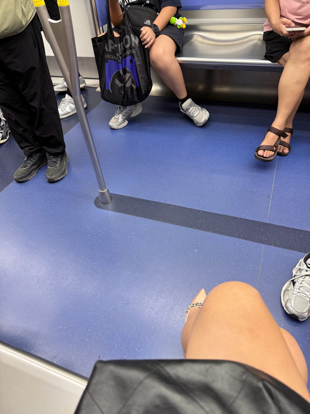 为啥香港地铁上有空位也没人坐，即使站着都不坐，我去，甭管多挤我都能找到座位，其实挺爽的 ​