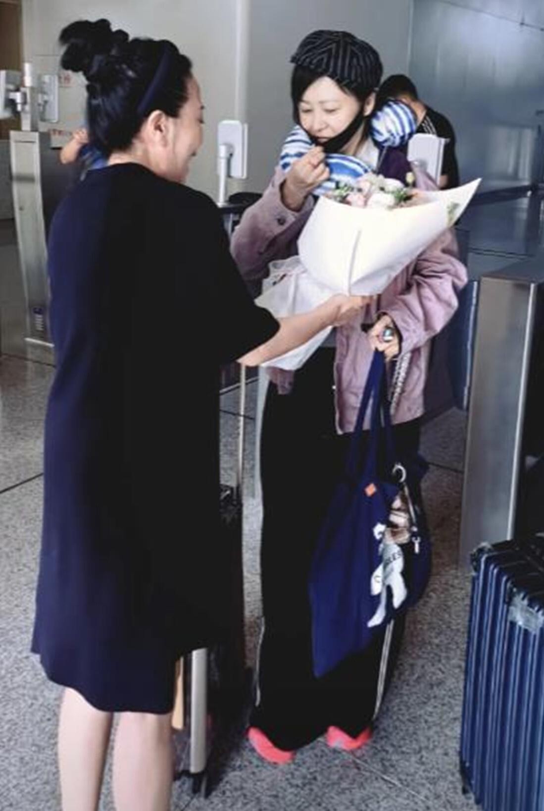 郝蕾回老家，姐姐捧花接站，可姐妹俩长得再像，也掩不住一个事实——她是一个人回来的，没带双胞胎儿子，也没住几天。
48岁的郝蕾素颜穿灰针织衫，手臂纹身露着，皮肤白，但脸上已是不折不扣的中年模样。她近年戏拍得少了，转行教表演，纪凌尘、吴谨言都当过她学生。15岁考进长影，演过“十三姨”那样让人挪不开眼的角