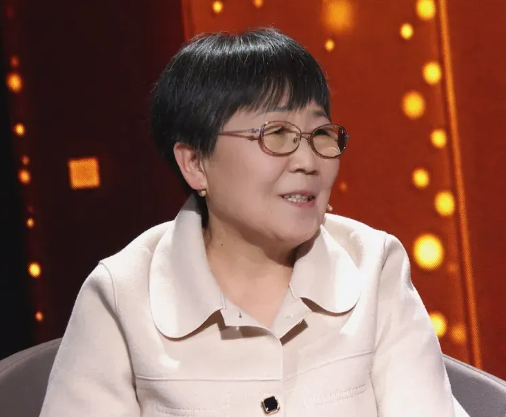 陕西56岁婆婆，12年坚守创造奇迹！儿媳车祸成植物人，老伴离世，她却凭一己之力撑起这个本已破碎的家。

一场车祸、一场重病，21天之内，一个美满家庭接连遭遇两场灭顶之灾。儿子崩溃大哭，坦言日子过不下去，56岁婆婆含泪扛起所有重担，一句话撑起整个家：“你去上班，我来照顾儿媳！”

这一守，就是整整12