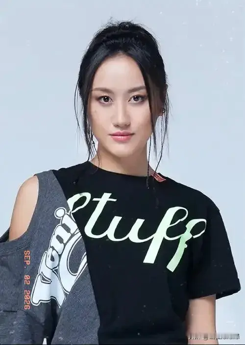 陈粒被摸胸后，
全网都等着看热闹，
出乎意料的是，第二天直接发文称“都是朋友，酒喝多了”，表示“到此为止”。
 
现场视频显示陈粒反应很冷静，推开那只手的同时，竖中指，护住自己的胸口，没闹没喊，也没看对方一眼，转身就走了。
 
事后只是发了条微博，她的回应简洁明了：“都是朋友，酒喝多了，到此为止。”