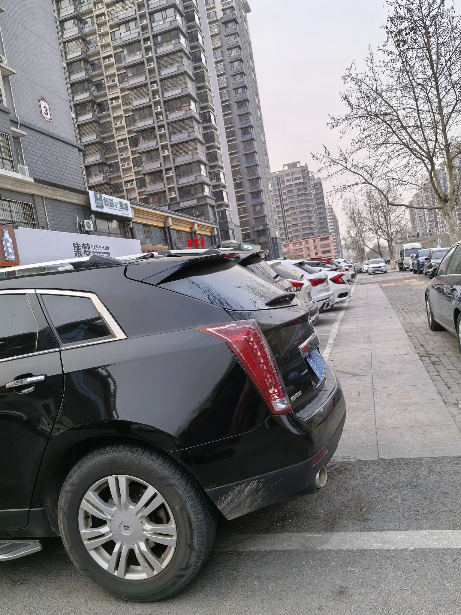 我坐过滚装船，是从旅顺到蓬莱的，装上千辆汽车，上万吨货物，这么个大家伙，在大海里