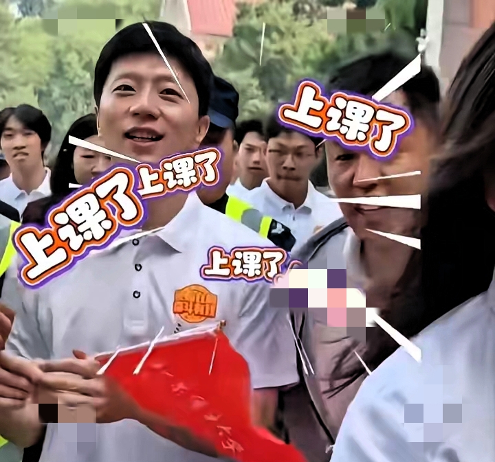 不止刘国梁
恐怕王励勤也没想到！
马龙在北京体育大学，居然这么接地气！

2026级博士新生代表亮相时，他穿着简约白色上衣，台下新生欢呼、鼓掌，手机也纷纷举了起来。

典礼结束后，马龙没有急着离场，而是与师生互动、合影，距离感几乎消失。对不少学生来说，这次见面不只是追星，更像一次被榜样“现场点燃”的