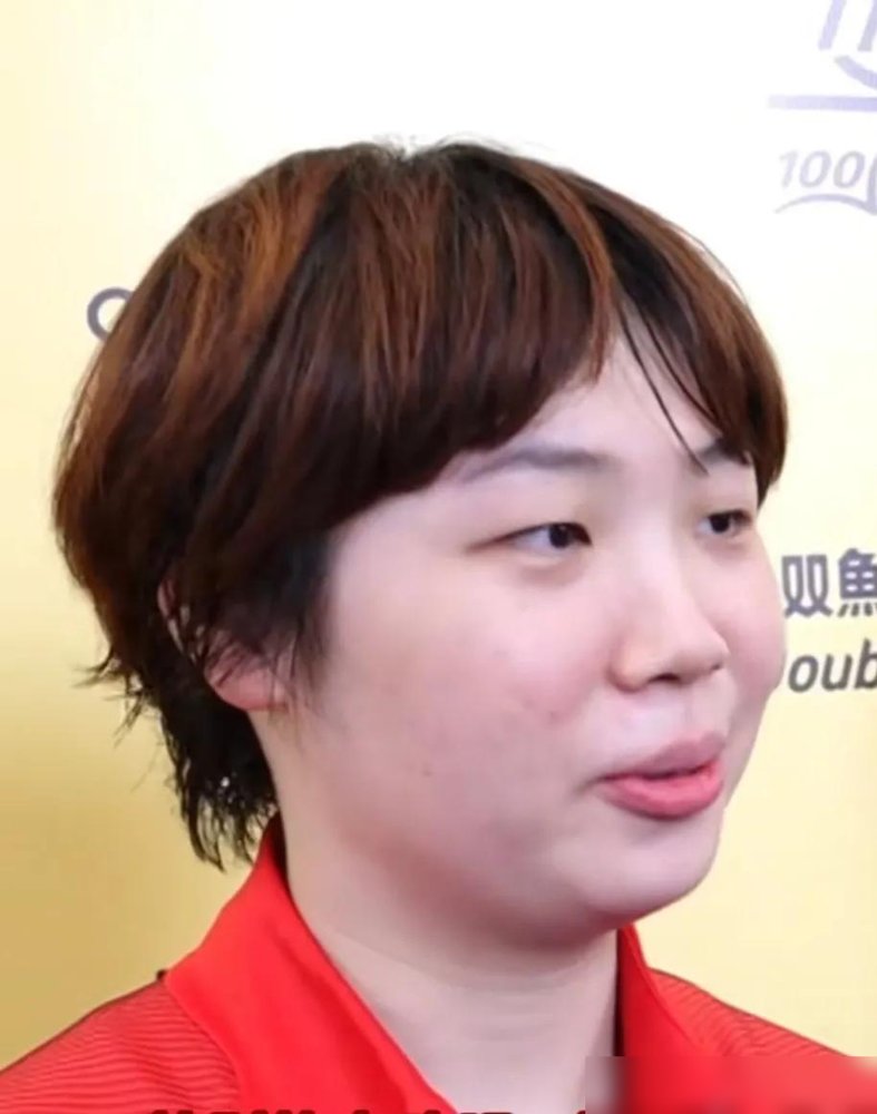 王曼昱说蒯曼“性格极其内向”，这姑娘自己也不否认，主动沟通少，全靠搭档带。结果你看她干了什么，亚运会女团、混双、女双三块金牌，回头WTT中国大满贯女双又拿一冠。决赛打张本美和早田希娜，3比1，第二局直接轰了个11比2。场上不说话，手上全是话。她说自己在强制改，提升沟通和激情。一个内向的人，逼着自己往