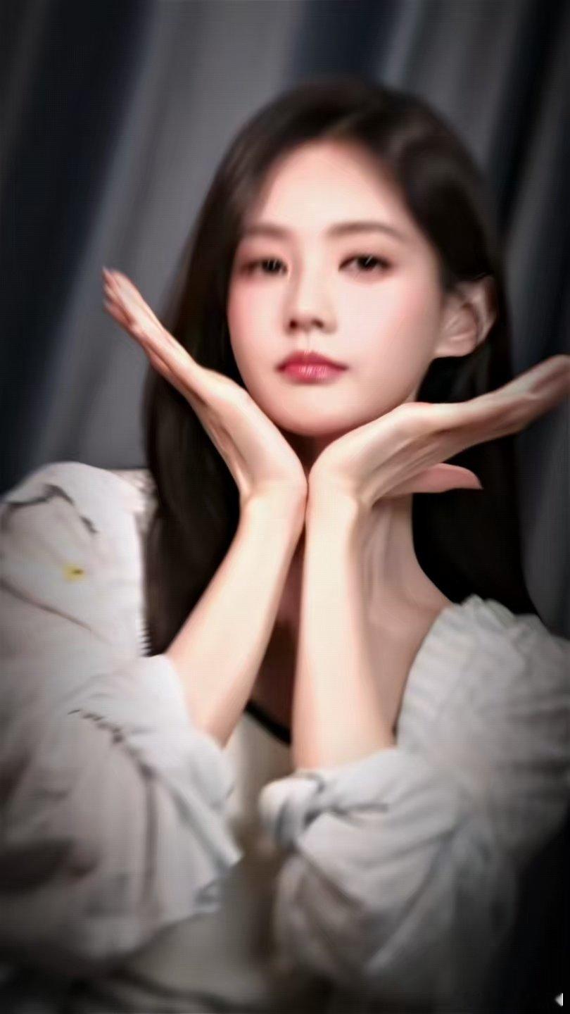 李一桐为新剧《我不是大师》做宣传时，直接复刻了《我的前半生》中薛甄珠的经典台词“我是谁啊？你听好了！”，把角色江飞燕霸气又带喜感的性格瞬间立住了，也让人更加好奇她这次演的女骗子到底是个什么样的人物。